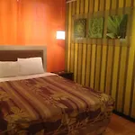 Hollywood Suites