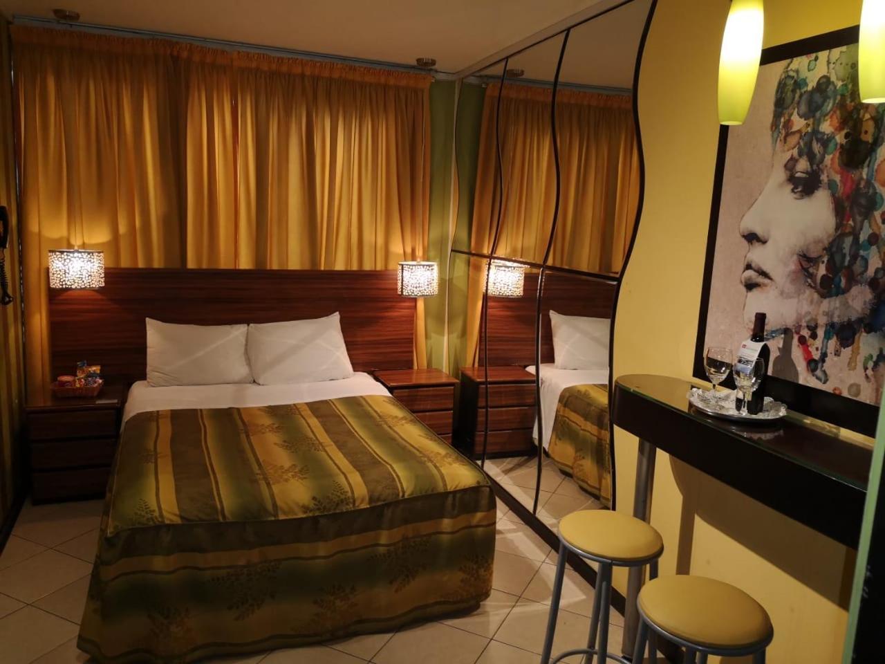 Hollywood Suites
