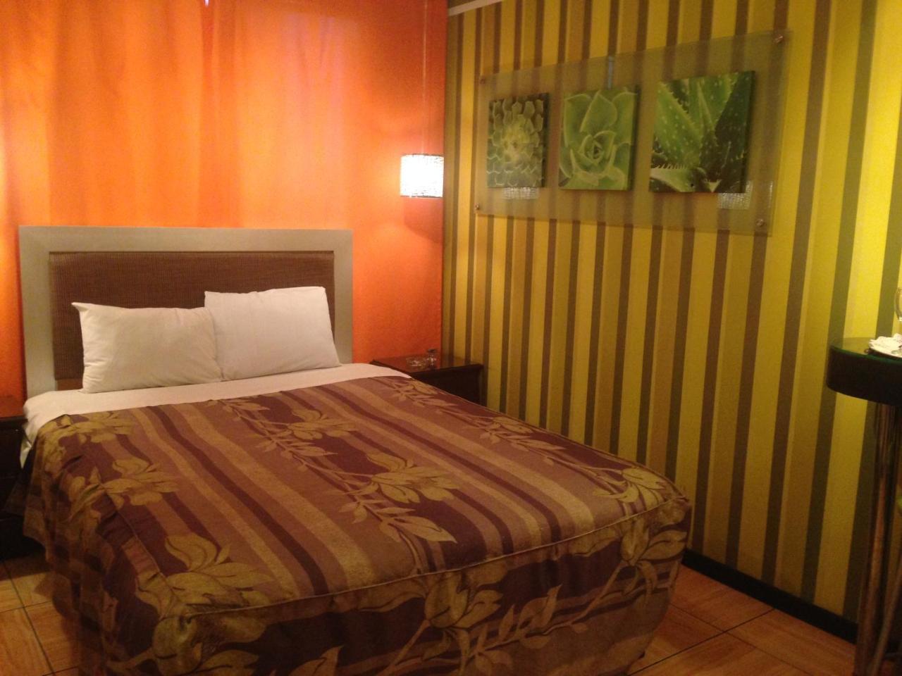 Hollywood Suites Hotel